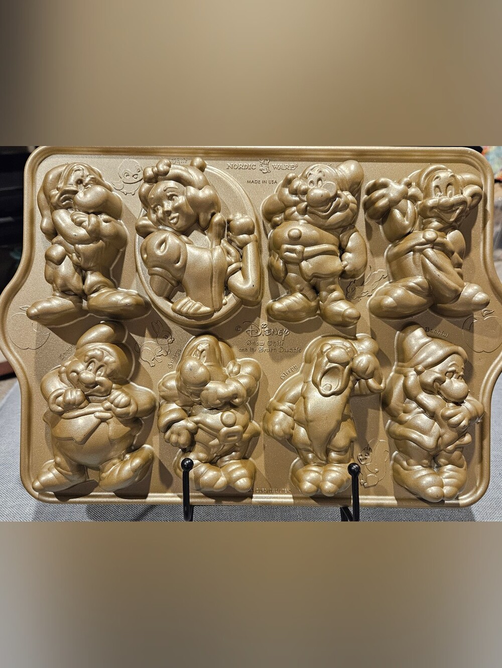 Nordic Ware Gold Snow White & Dwarfs Bakeing Pan
